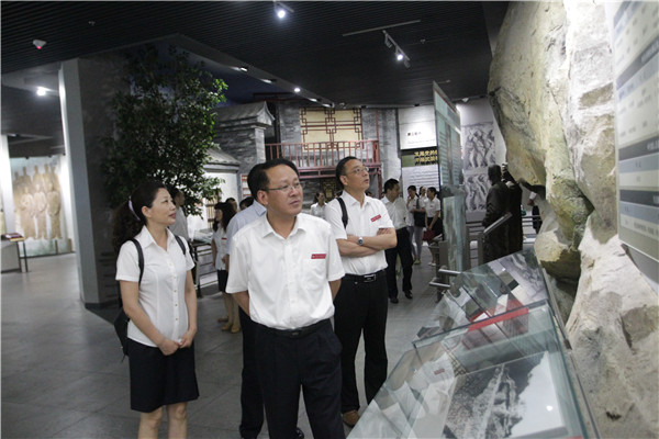 蒋庆锁书记带领党员参观革命纪念馆